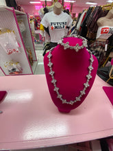 Flower necklace and bracelet set